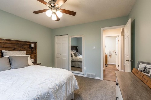 22 5 Avenue, Seven Persons, AB - Indoor Photo Showing Bedroom