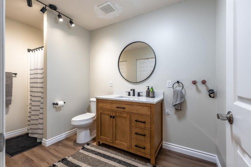 22 5 Avenue, Seven Persons, AB - Indoor Photo Showing Bathroom