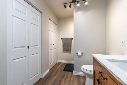 22 5 Avenue, Seven Persons, AB - Indoor Photo Showing Bathroom