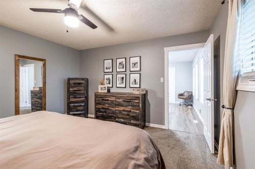 22 5 Avenue, Seven Persons, AB - Indoor Photo Showing Bedroom
