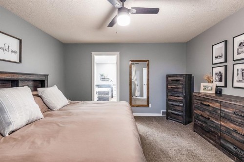 22 5 Avenue, Seven Persons, AB - Indoor Photo Showing Bedroom