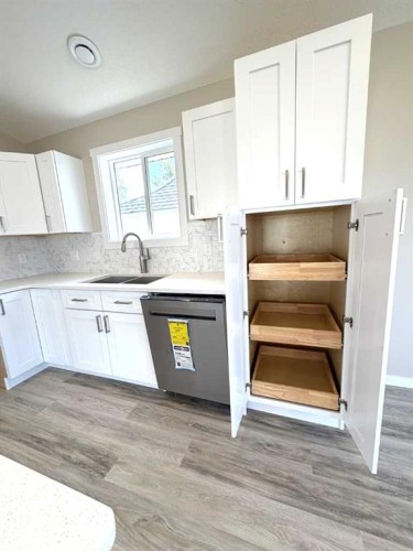 418 Main Street North, Redcliff, AB - Indoor Photo Showing Kitchen