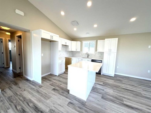 418 Main Street North, Redcliff, AB - Indoor Photo Showing Kitchen