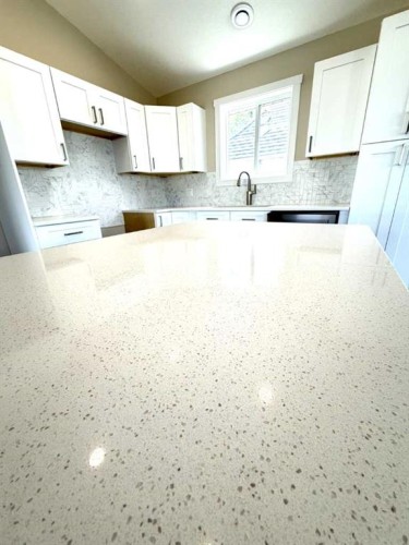 418 Main Street North, Redcliff, AB - Indoor Photo Showing Kitchen
