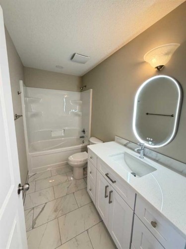 418 Main Street North, Redcliff, AB - Indoor Photo Showing Bathroom