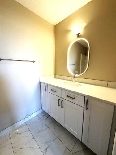 418 Main Street North, Redcliff, AB - Indoor Photo Showing Bathroom