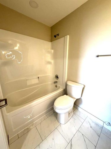418 Main Street North, Redcliff, AB - Indoor Photo Showing Bathroom