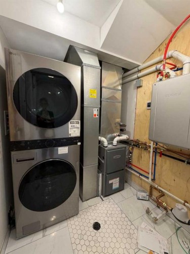 418 Main Street North, Redcliff, AB - Indoor Photo Showing Laundry Room