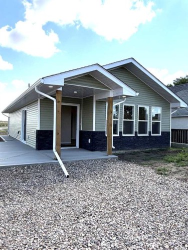 418 Main Street North, Redcliff, AB - Outdoor