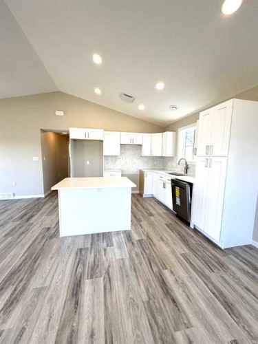 418 Main Street North, Redcliff, AB - Indoor Photo Showing Kitchen