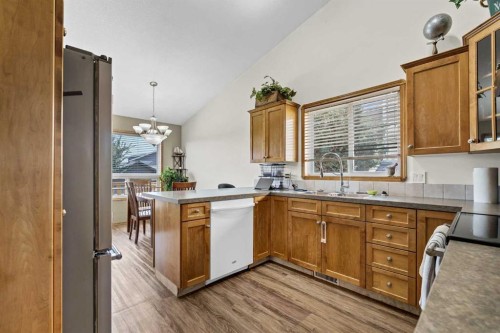 402 Stratton Way Se, Medicine Hat, AB - Indoor Photo Showing Kitchen