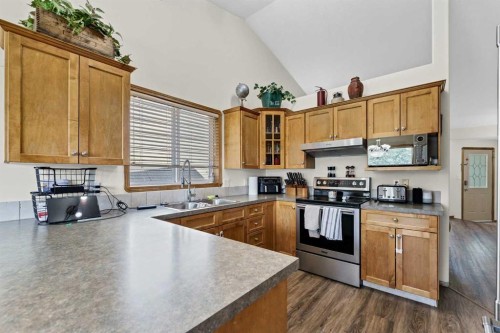 402 Stratton Way Se, Medicine Hat, AB - Indoor Photo Showing Kitchen With Double Sink