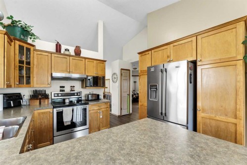 402 Stratton Way Se, Medicine Hat, AB - Indoor Photo Showing Kitchen With Double Sink