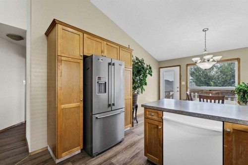 402 Stratton Way Se, Medicine Hat, AB - Indoor Photo Showing Kitchen