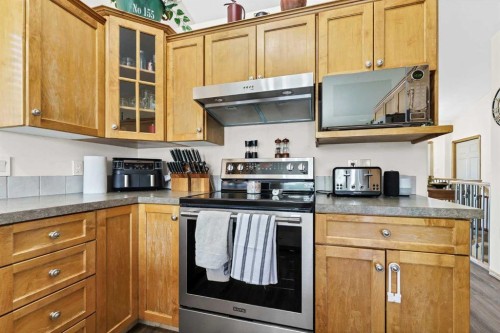 402 Stratton Way Se, Medicine Hat, AB - Indoor Photo Showing Kitchen