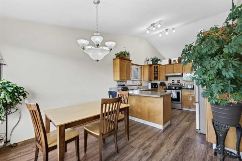 402 Stratton Way Se, Medicine Hat, AB - Indoor Photo Showing Dining Room