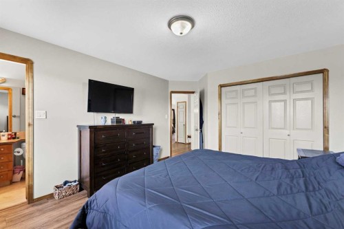402 Stratton Way Se, Medicine Hat, AB - Indoor Photo Showing Bedroom