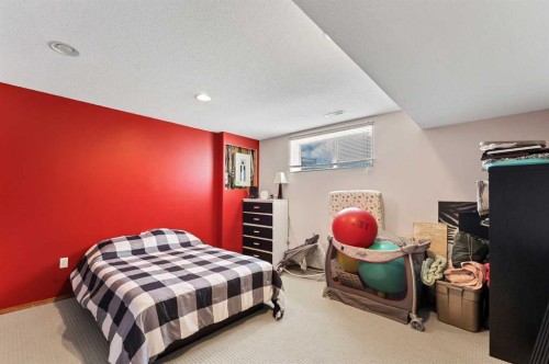402 Stratton Way Se, Medicine Hat, AB - Indoor Photo Showing Bedroom