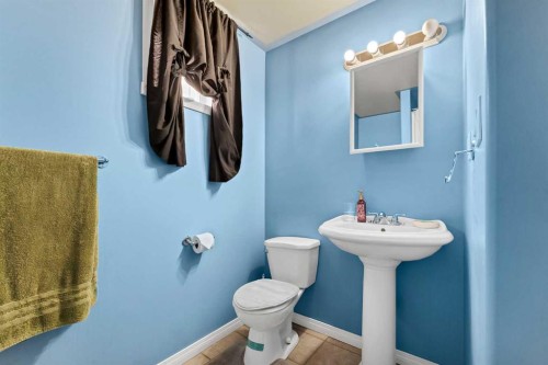 402 Stratton Way Se, Medicine Hat, AB - Indoor Photo Showing Bathroom