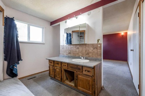9 Heather Court, Irvine, AB 