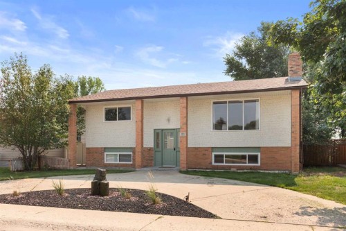 381 18 Street NE Medicine Hat, AB T1C 1A7