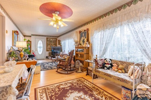106 2 Street Ne, Redcliff, AB - Indoor
