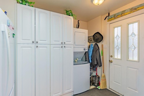 106 2 Street Ne, Redcliff, AB - Indoor Photo Showing Other Room