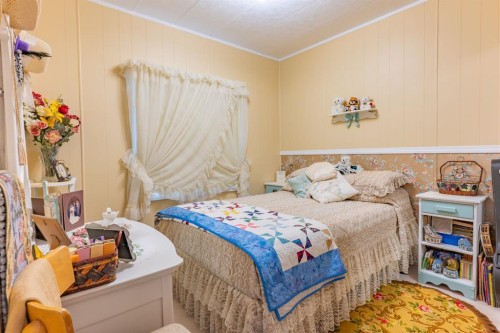 106 2 Street Ne, Redcliff, AB - Indoor Photo Showing Bedroom