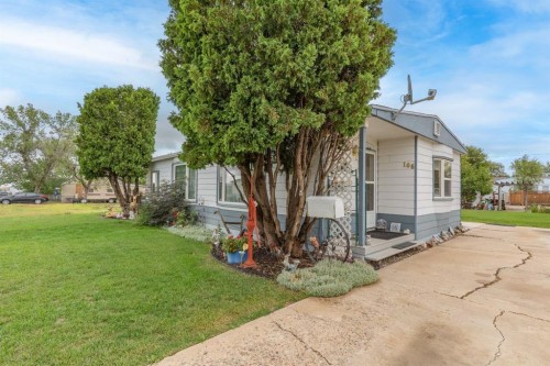 106 2 Street Ne, Redcliff, AB - Outdoor