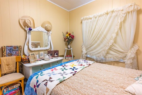 106 2 Street Ne, Redcliff, AB - Indoor Photo Showing Bedroom