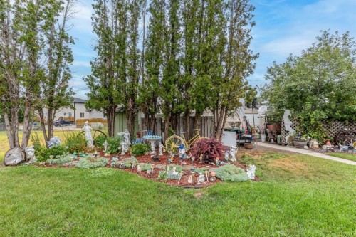 106 2 Street Ne, Redcliff, AB - Outdoor