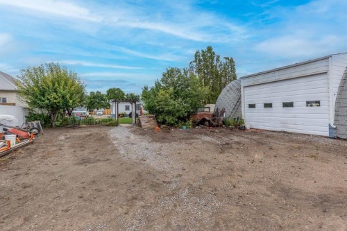 106 2 Street Ne, Redcliff, AB - Outdoor