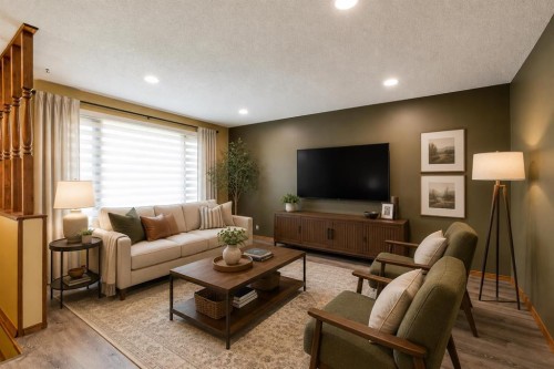 80 Carry Crescent Se, Medicine Hat, AB - Indoor Photo Showing Living Room