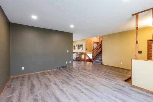 80 Carry Crescent Se, Medicine Hat, AB - Indoor Photo Showing Other Room