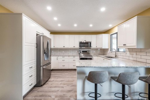 80 Carry Crescent Se, Medicine Hat, AB - Indoor Photo Showing Kitchen With Upgraded Kitchen