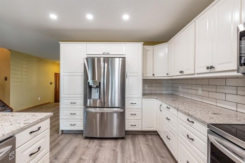 80 Carry Crescent Se, Medicine Hat, AB - Indoor Photo Showing Kitchen With Upgraded Kitchen