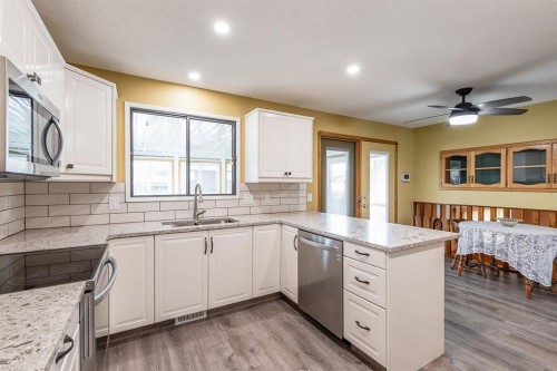 80 Carry Crescent Se, Medicine Hat, AB - Indoor Photo Showing Kitchen With Double Sink