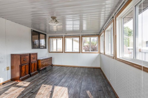 80 Carry Crescent Se, Medicine Hat, AB - Indoor Photo Showing Other Room