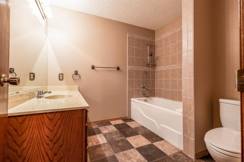 80 Carry Crescent Se, Medicine Hat, AB - Indoor Photo Showing Bathroom