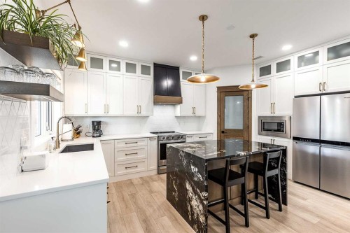 21 Hamptons Gate Se, Medicine Hat, AB - Indoor Photo Showing Kitchen With Upgraded Kitchen