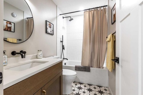 21 Hamptons Gate Se, Medicine Hat, AB - Indoor Photo Showing Bathroom