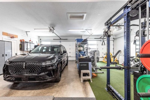 21 Hamptons Gate Se, Medicine Hat, AB - Indoor Photo Showing Garage