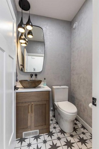 21 Hamptons Gate Se, Medicine Hat, AB - Indoor Photo Showing Bathroom