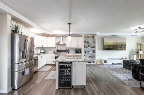 73 Cooper Road Se, Medicine Hat, AB - Indoor Photo Showing Kitchen With Upgraded Kitchen
