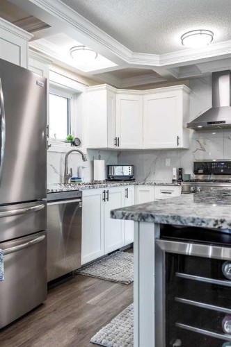 73 Cooper Road Se, Medicine Hat, AB - Indoor Photo Showing Kitchen With Upgraded Kitchen