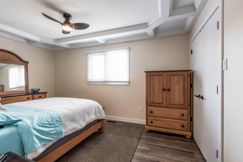 73 Cooper Road Se, Medicine Hat, AB - Indoor Photo Showing Bedroom
