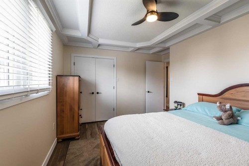 73 Cooper Road Se, Medicine Hat, AB - Indoor Photo Showing Bedroom
