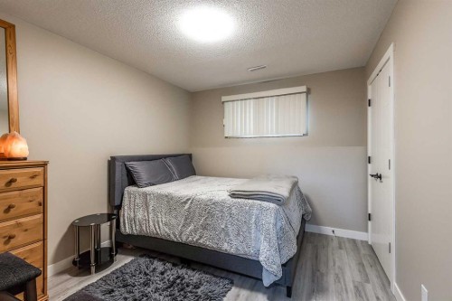 73 Cooper Road Se, Medicine Hat, AB - Indoor Photo Showing Bedroom