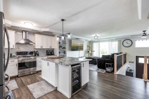 73 Cooper Road Se, Medicine Hat, AB - Indoor Photo Showing Kitchen With Upgraded Kitchen
