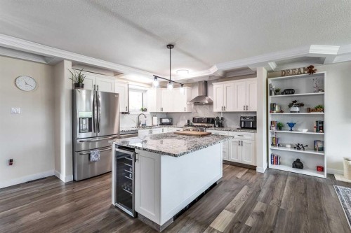 73 Cooper Road Se, Medicine Hat, AB - Indoor Photo Showing Kitchen With Upgraded Kitchen